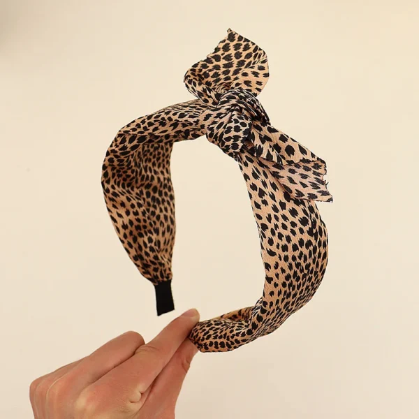 coiffure avec noeud leopard